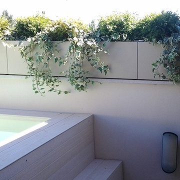 Terrazzo con mini-piscina e fioriere perimentrali per schermare