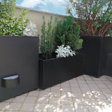 Terrazzo full black :  fioriere nere, ombrellone nero e luci applicate nere