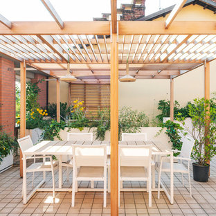 Esempio di una terrazza mediterranea sul tetto e sul tetto con una pergola