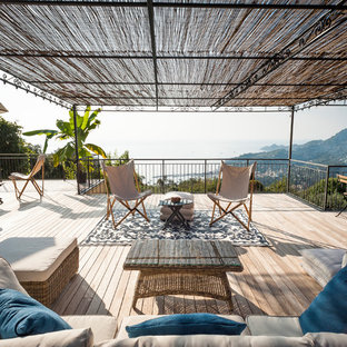 Idee per una grande terrazza stile marinaro dietro casa con una pergola