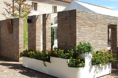 Esempio di una grande terrazza country con un giardino in vaso