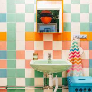Esempio di un bagno di servizio boho chic con piastrelle verdi, piastrelle arancioni, piastrelle rosa, piastrelle bianche e pareti multicolore