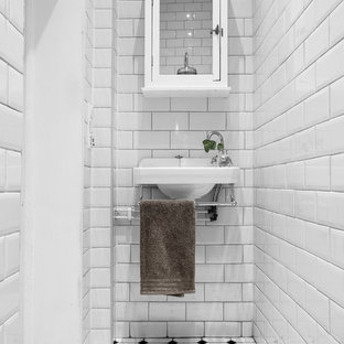 Inspiration för små nordiska badrum, med vita skåp, vit kakel, vita väggar, ett väggmonterat handfat, tunnelbanekakel och flerfärgat golv