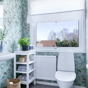 Idéer för mellanstora minimalistiska toaletter, med öppna hyllor, en toalettstol med hel cisternkåpa, gröna väggar, linoleumgolv och grått golv