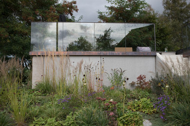 Exempel på en modern trädgård i full sol som tål torka och i slänt