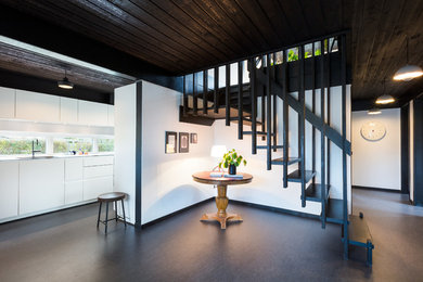 Exempel på en minimalistisk flytande trappa, med öppna sättsteg