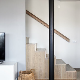 Immagine di una piccola scala minimalista con pedata in legno e alzata in legno