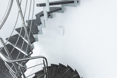 ケルンにある広いコンテンポラリースタイルのおしゃれな階段 (金属の手すり) の写真