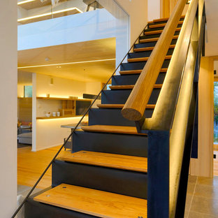 Idée de décoration pour un escalier droit nordique avec des marches en bois et des contremarches en métal.