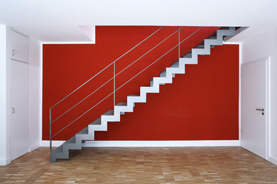 Imagen de escalera recta contemporánea pequeña con escalones de metal y contrahuellas de metal