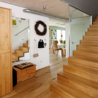 Große, Gerade Moderne Holztreppe mit Holz-Setzstufen in München