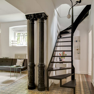 Mittelgroße, Gewendelte Moderne Holztreppe mit Stahlgeländer und offenen Setzstufen in Düsseldorf