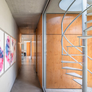 Moderne Treppe mit offenen Setzstufen und Stahlgeländer in Düsseldorf