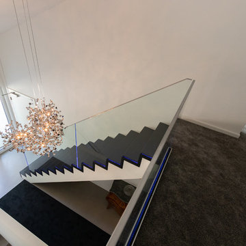 Aufgesattelte Treppe mit Glasgeländer