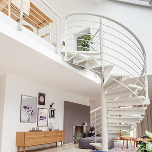Mittelgroße Moderne Treppe mit Metall-Setzstufen und Stahlgeländer in Sonstige