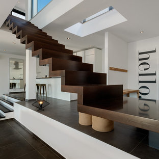 Gerade, Geräumige Moderne Holztreppe mit Holz-Setzstufen und Glasgeländer in München
