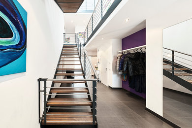Foto de escalera recta contemporánea con escalones de madera