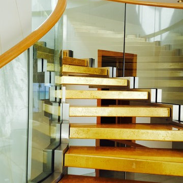 Bogentreppe mit Stufen aus Blattgold