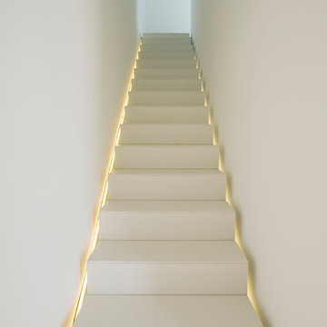 Der Treppenaufgang verfügt über einen subtilen, aber wirkungsvollen Lichteffekt