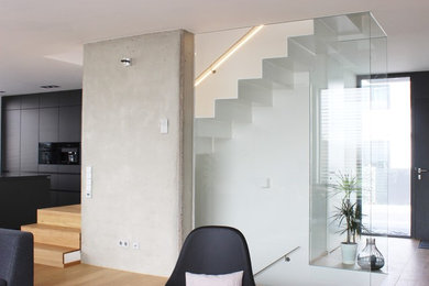 Gerade, Mittelgroße Moderne Treppe mit Metall-Setzstufen in München