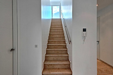 フランクフルトにあるコンテンポラリースタイルのおしゃれな階段の写真