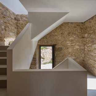 Cette photo montre un escalier méditerranéen en U de taille moyenne avec des marches en béton et des contremarches en béton.