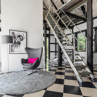 Gerade, Mittelgroße Industrial Metalltreppe mit offenen Setzstufen und Stahlgeländer in Sonstige
