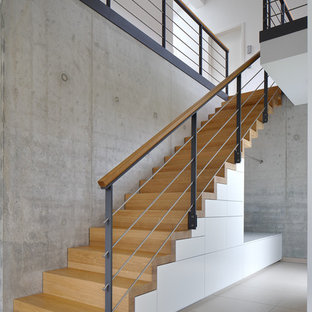 Gerade, Mittelgroße Moderne Treppe mit gebeizten Holz-Treppenstufen, gebeizten Holz-Setzstufen und Mix-Geländer in Nürnberg