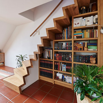Faltwerktreppe mit Z-Setzstufe getragen von einem Bücherregal