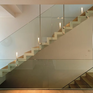 Foto di una grande scala a rampa dritta contemporanea con pedata in legno e alzata in legno