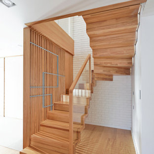 Mittelgroße Moderne Holztreppe in U-Form mit Mix-Geländer und Holz-Setzstufen in Sonstige