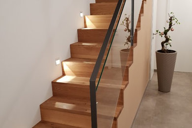 Gerade, Mittelgroße Moderne Holztreppe mit Holz-Setzstufen und Stahlgeländer in Sonstige