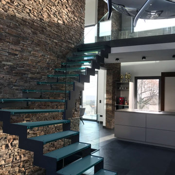 Foyer mit Treppe und offener Küche