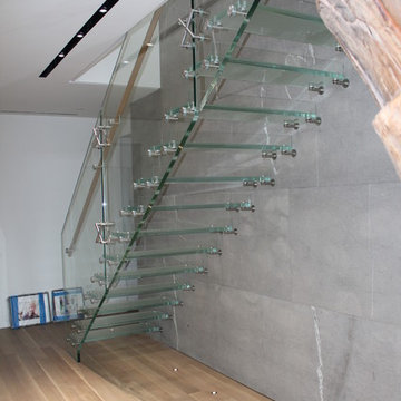 Ganzglastreppe mit Sandgestralten Stufen für Wohnung in New York