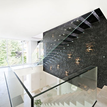 Glastreppe mit schwarzen Glasstufen