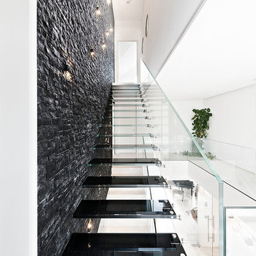 Glastreppe mit schwarzen Glasstufen