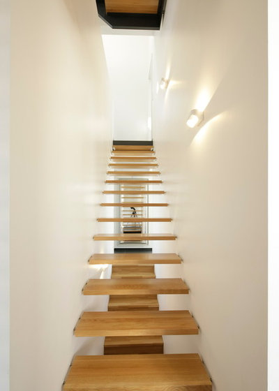 Contemporary Staircase by in_design architektur
