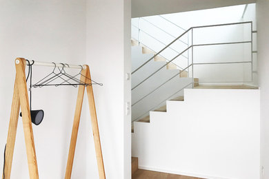 Moderne Holztreppe in U-Form mit Holz-Setzstufen und Stahlgeländer in Dortmund