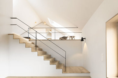 Свежая идея для дизайна: большая лестница в скандинавском стиле - отличное фото интерьера