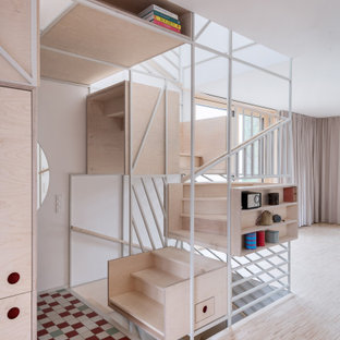 Skandinavische Holztreppe in U-Form mit Holz-Setzstufen und Stahlgeländer in München
