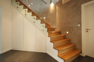 Gewendelte, Mittelgroße Moderne Treppe mit Holz-Setzstufen in Düsseldorf