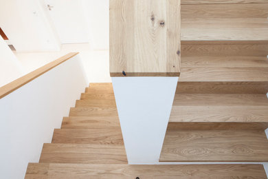 Mittelgroße Moderne Holztreppe in U-Form mit Holz-Setzstufen und Mix-Geländer in München