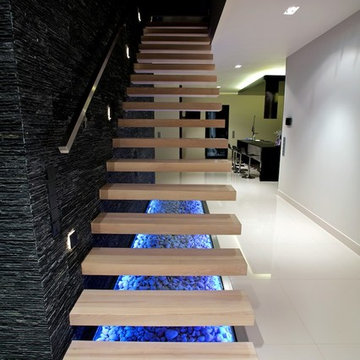 Kragarmtreppe an Steinwand