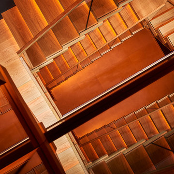 Kragarmtreppe mit transluzenten Stufen aus Holz