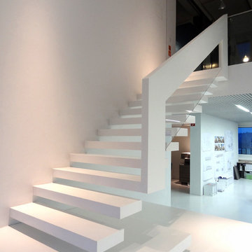 Kragstufentreppen in Corian, Mineralwerkstoff Weiß