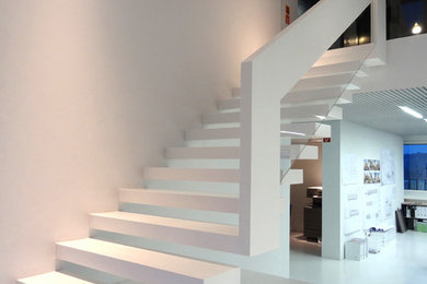 Exempel på en stor modern svängd trappa, med öppna sättsteg