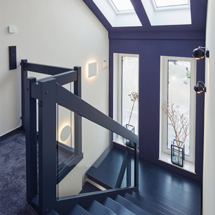 Mittelgroße Moderne Holztreppe in U-Form mit Holz-Setzstufen und Glasgeländer in Sonstige