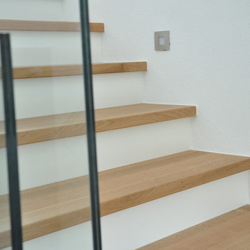 Maßgefertigte Holztreppe mit integrierten Stauraumlösungen