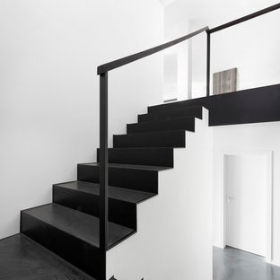 Moderne Treppe in U-Form mit Stahlgeländer in Düsseldorf