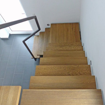 Mittelholmtreppe aus paniertem Stahl und Stufen aus Eiche
